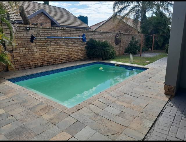 4 BEDROOM HOUSE FOR SALE IN WATERVAL EAST